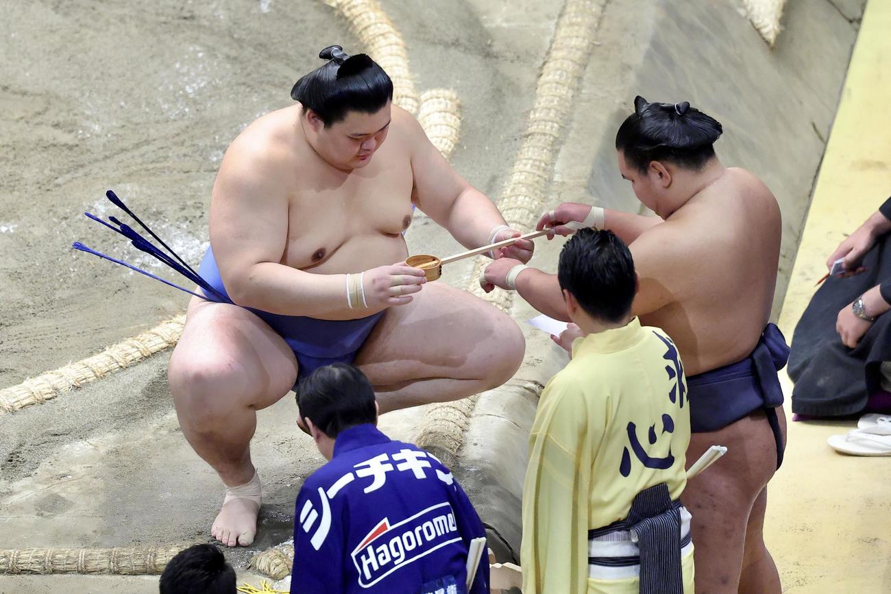 大の里（左）は豊昇龍から力水を受け取る（撮影・河田真司）