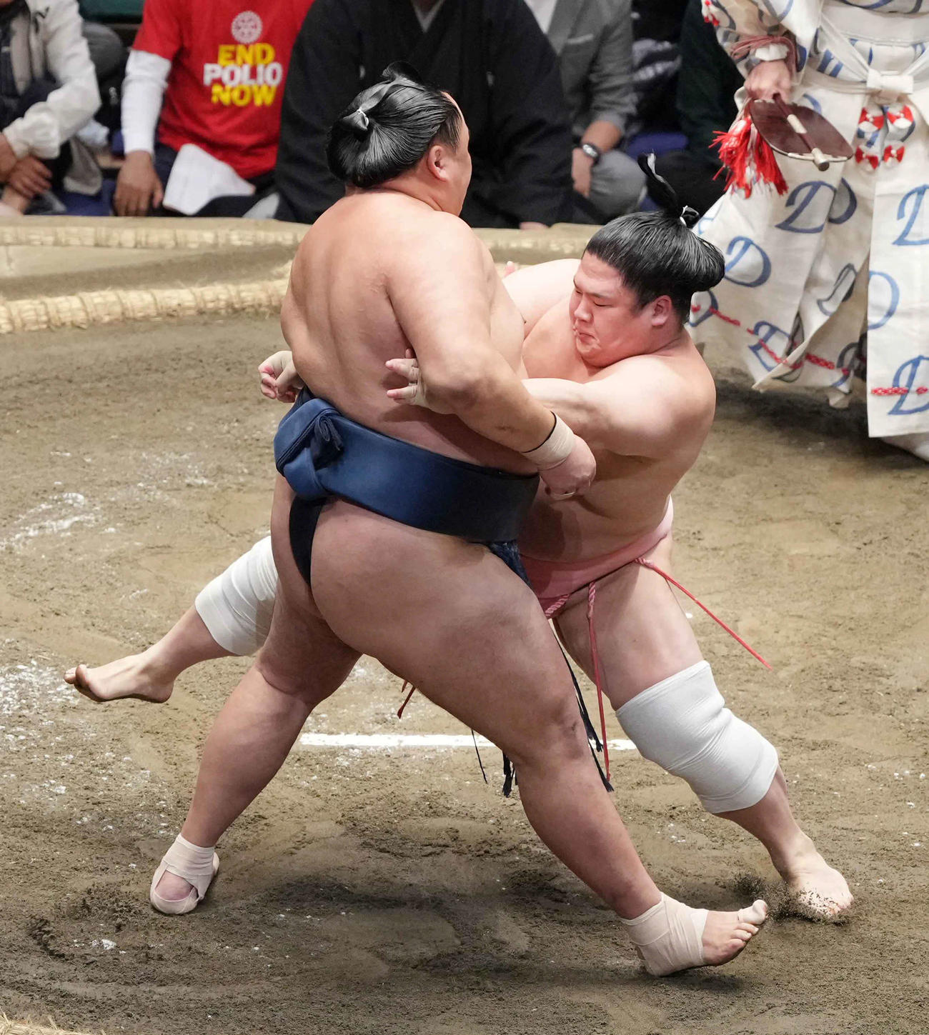 玉鷲（左）を土俵際へ攻め込む宇良（撮影・小沢裕）