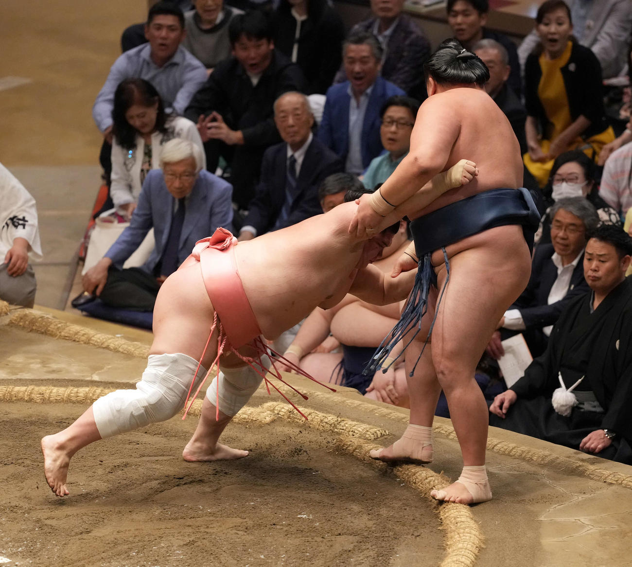 玉鷲に寄り切りで勝った宇良（撮影・たえ見朱実）