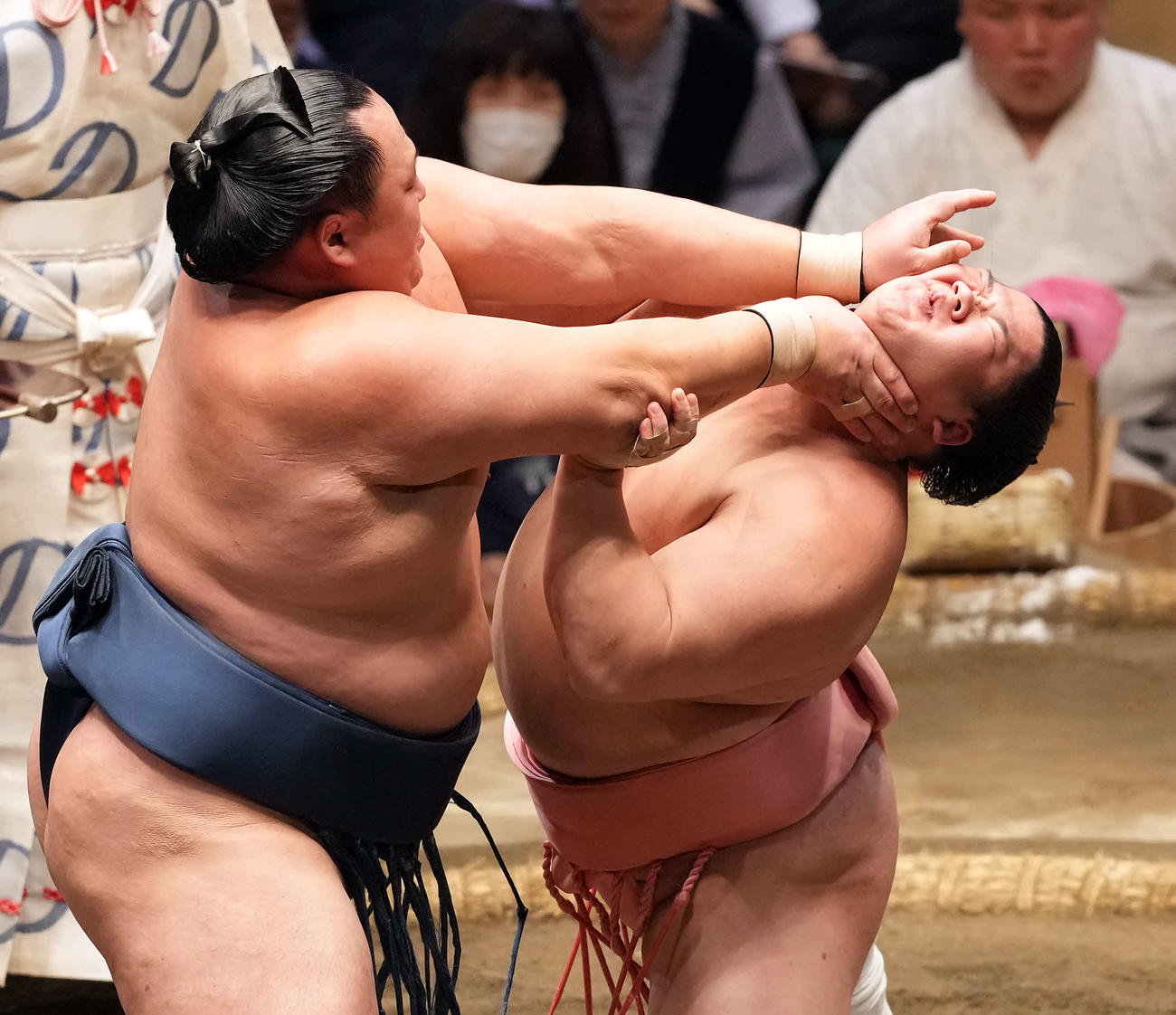 玉鷲に攻められる宇良（撮影・たえ見朱実）