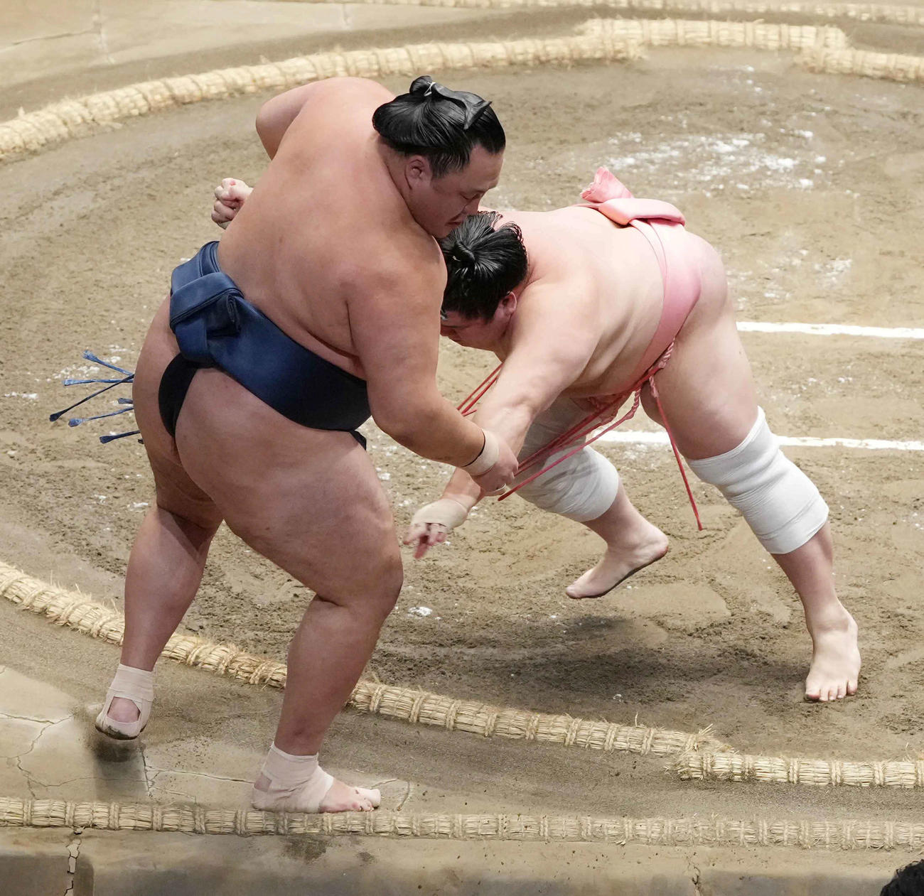 玉鷲（左）を寄り切りで破る宇良（撮影・小沢裕）