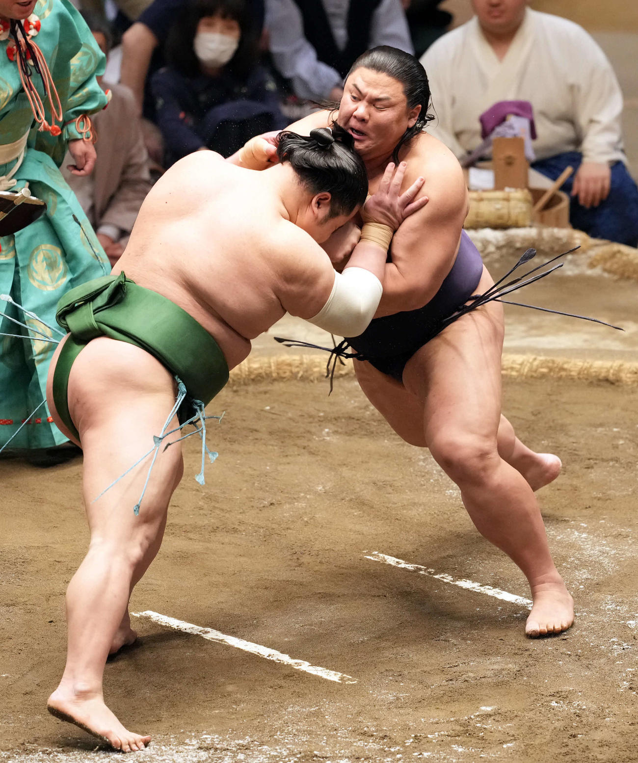 東白龍に攻め込む草野