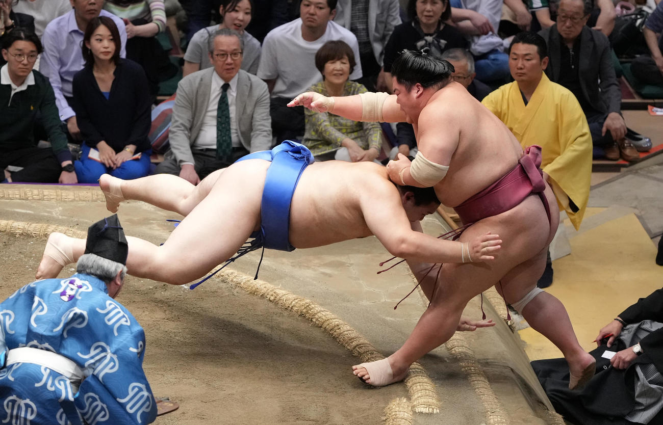 大の里（左）は大栄翔を押し出し全勝優勝に王手をかける（撮影・小沢裕）