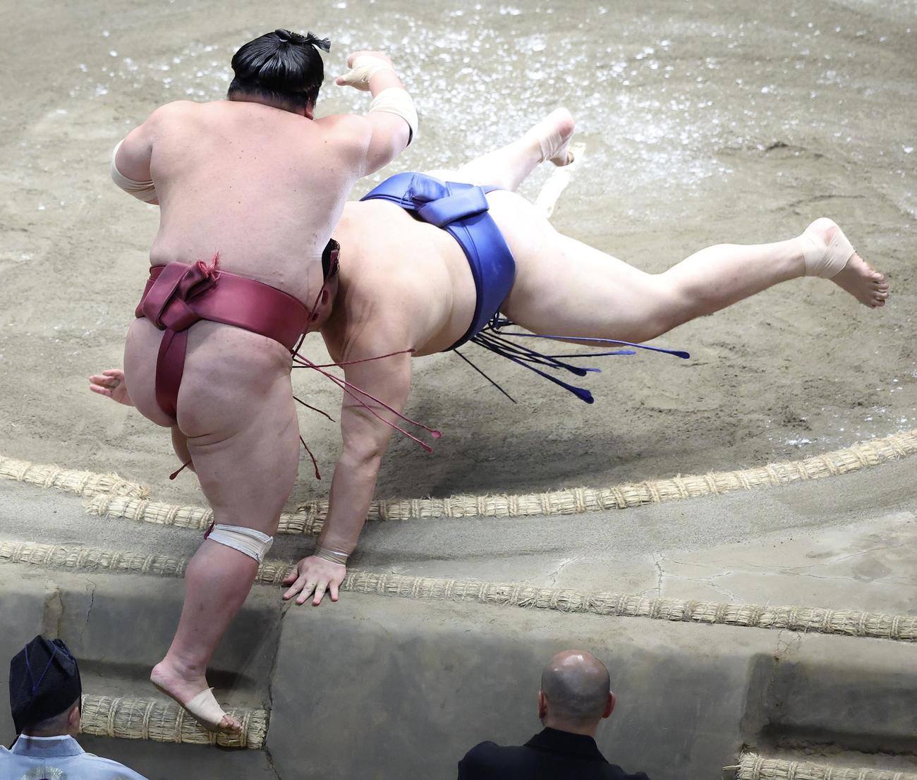 大栄翔（手前）を押し出しで破る大の里（撮影・河田真司）