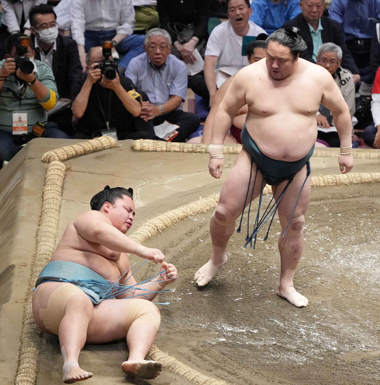 佐田の海（右）は琴勝峰を上手投げで破る（撮影・小沢裕）