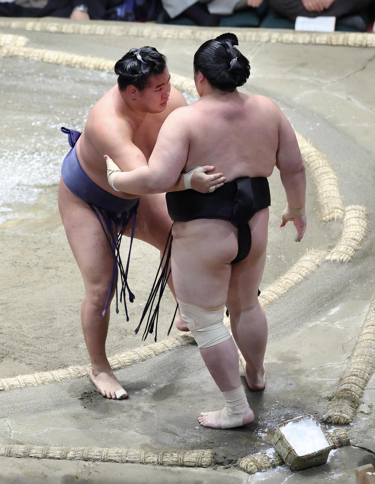 豊昇龍（左）は琴桜を寄り切りで破る（撮影・河田真司）