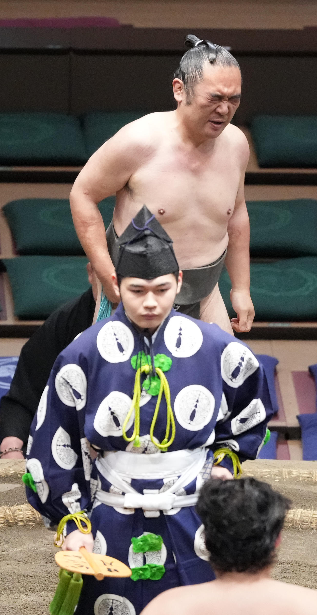 現役最後の取組をえ土俵を下りる澤勇（撮影・小沢裕）