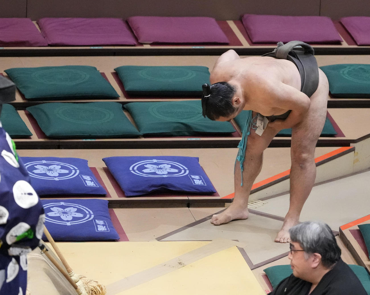 現役最後の取組を終え土俵に向かって深々と頭を下げる澤勇（撮影・小沢裕）