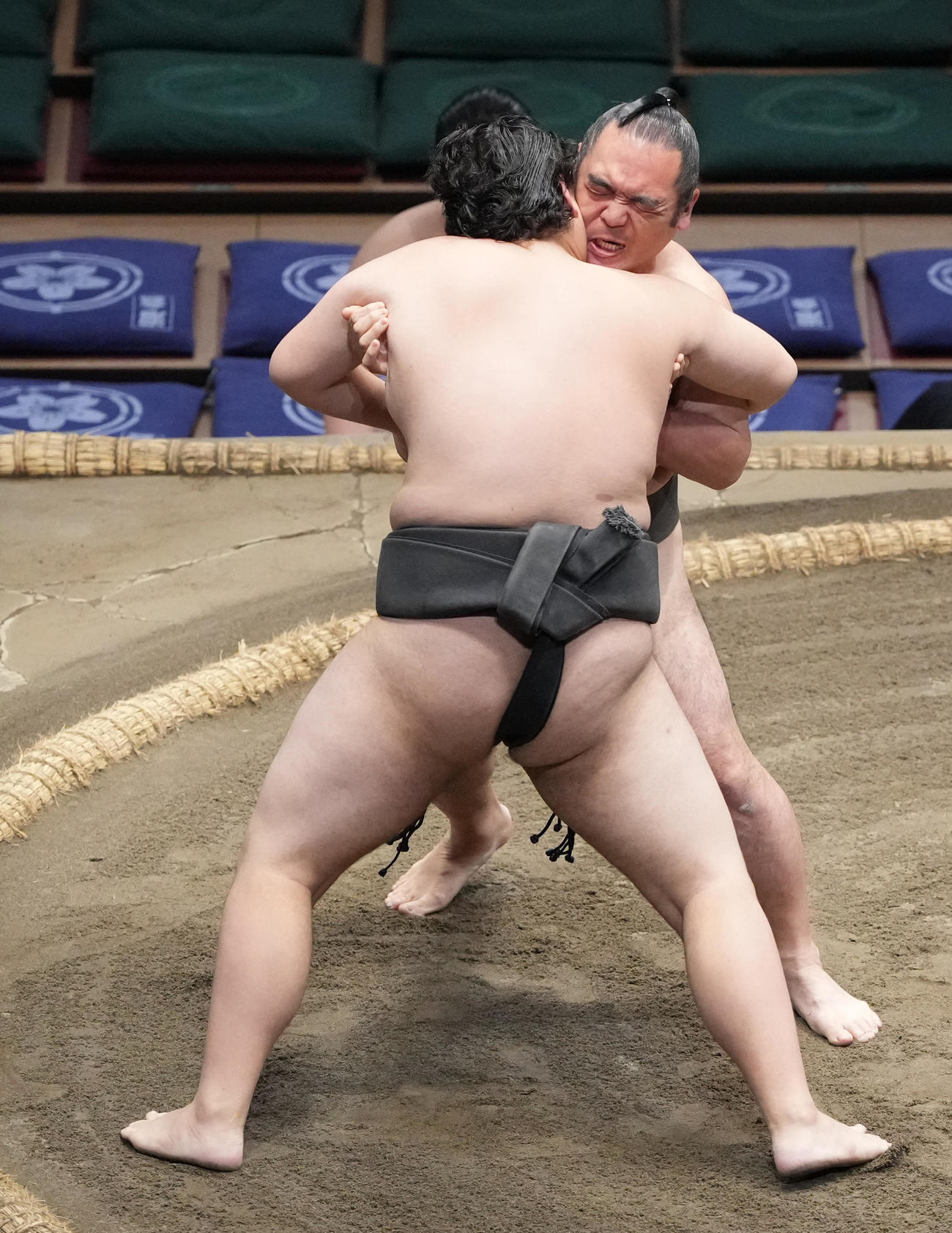 現役最後の取組で兎富士（手前）を攻める澤勇（撮影・小沢裕）