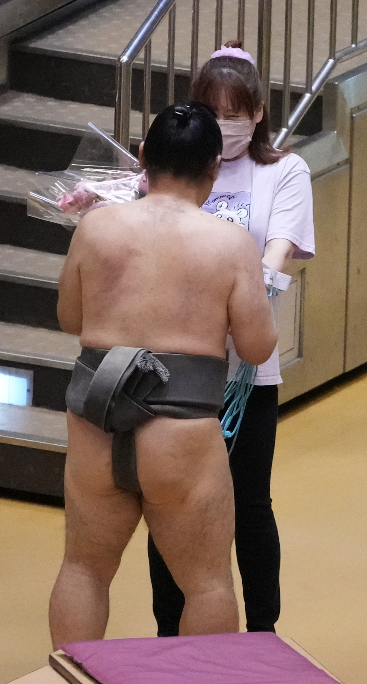 現役最後の取組を終え関係者から花束を贈呈される澤勇（撮影・小沢裕）