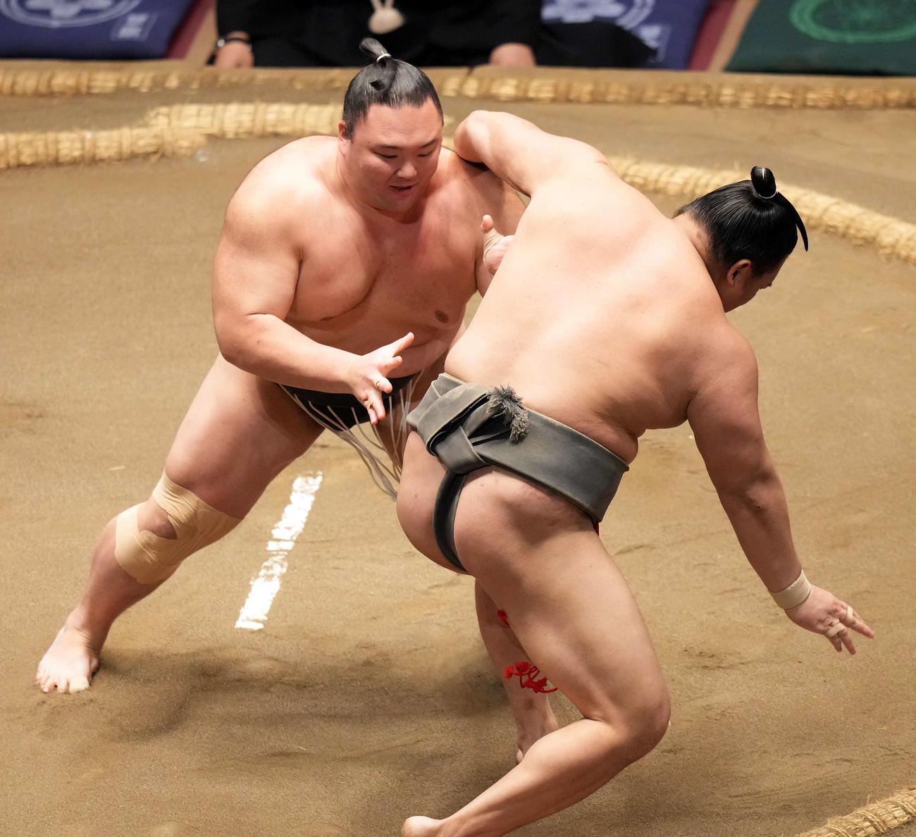 押し倒しで豪刃雄に勝った朝乃山（撮影・たえ見朱実）