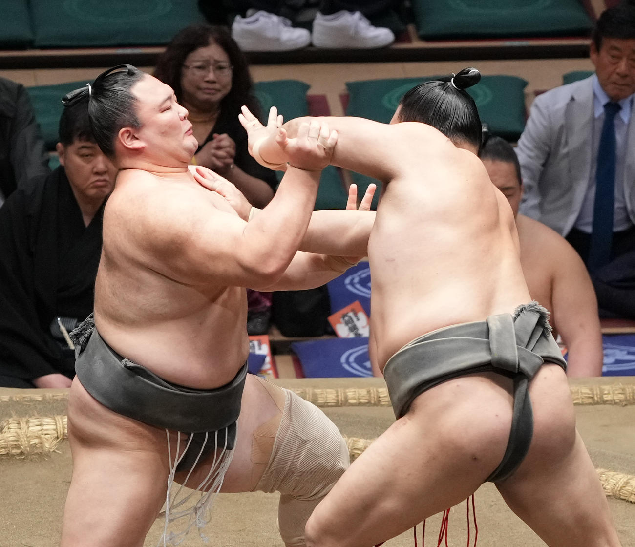 豪刃雄（右）の攻めをこらえる朝乃山（撮影・小沢裕）