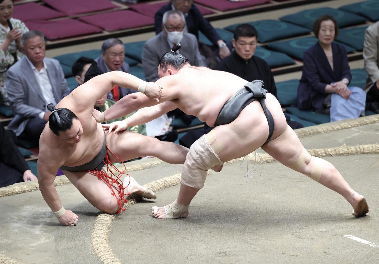 豪刃雄（左）を押し倒しで破る朝乃山（撮影・河田真司）