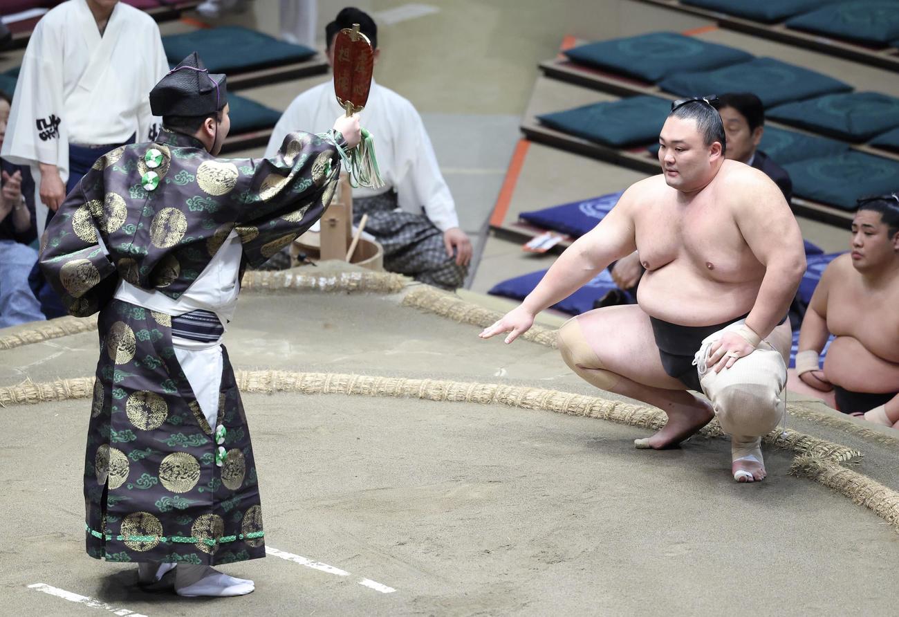豪刃雄を押し倒しで破り、勝ち名乗りを受ける朝乃山（撮影・河田真司）