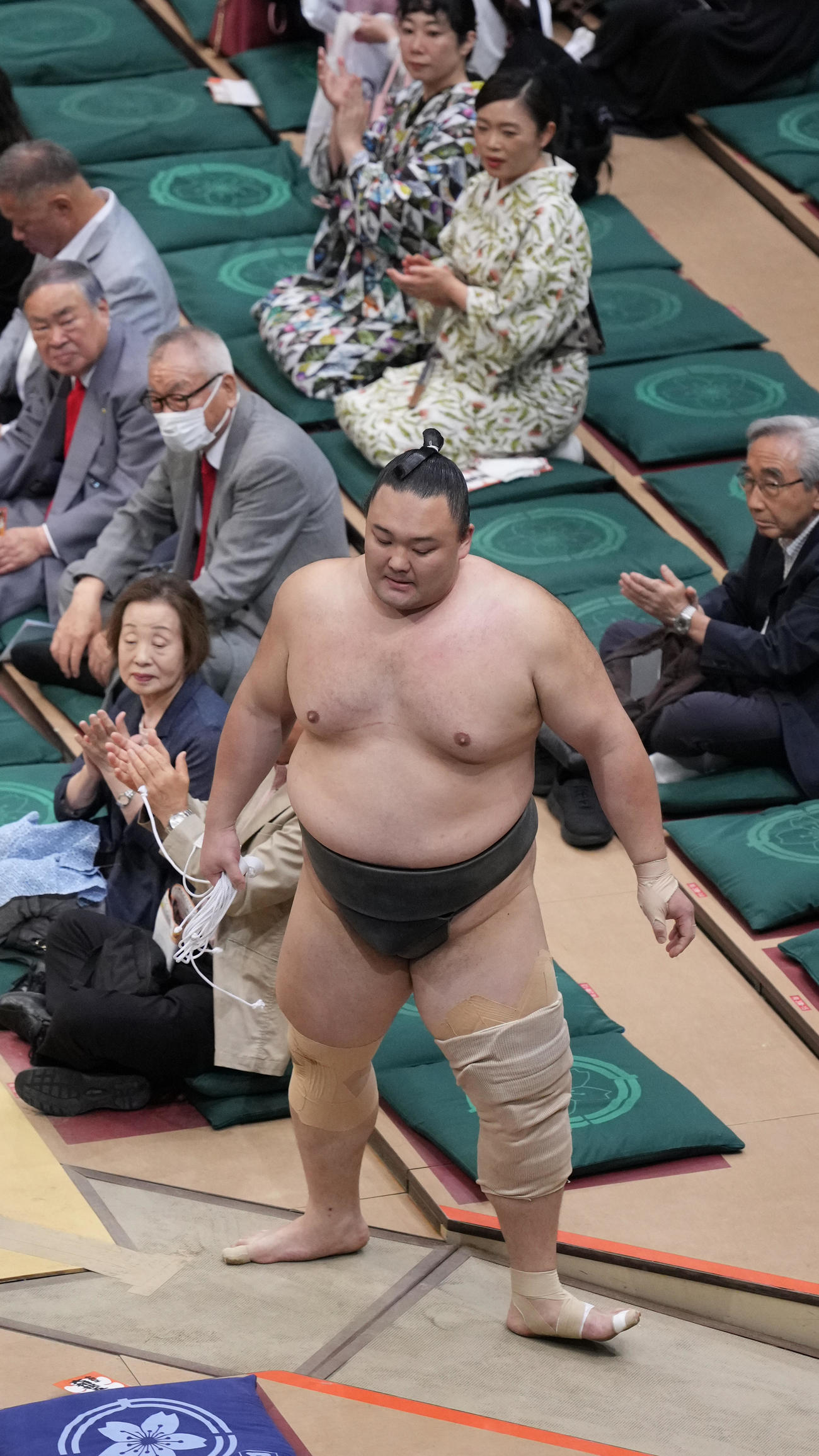 花道を引き揚げる朝乃山（撮影・小沢裕）