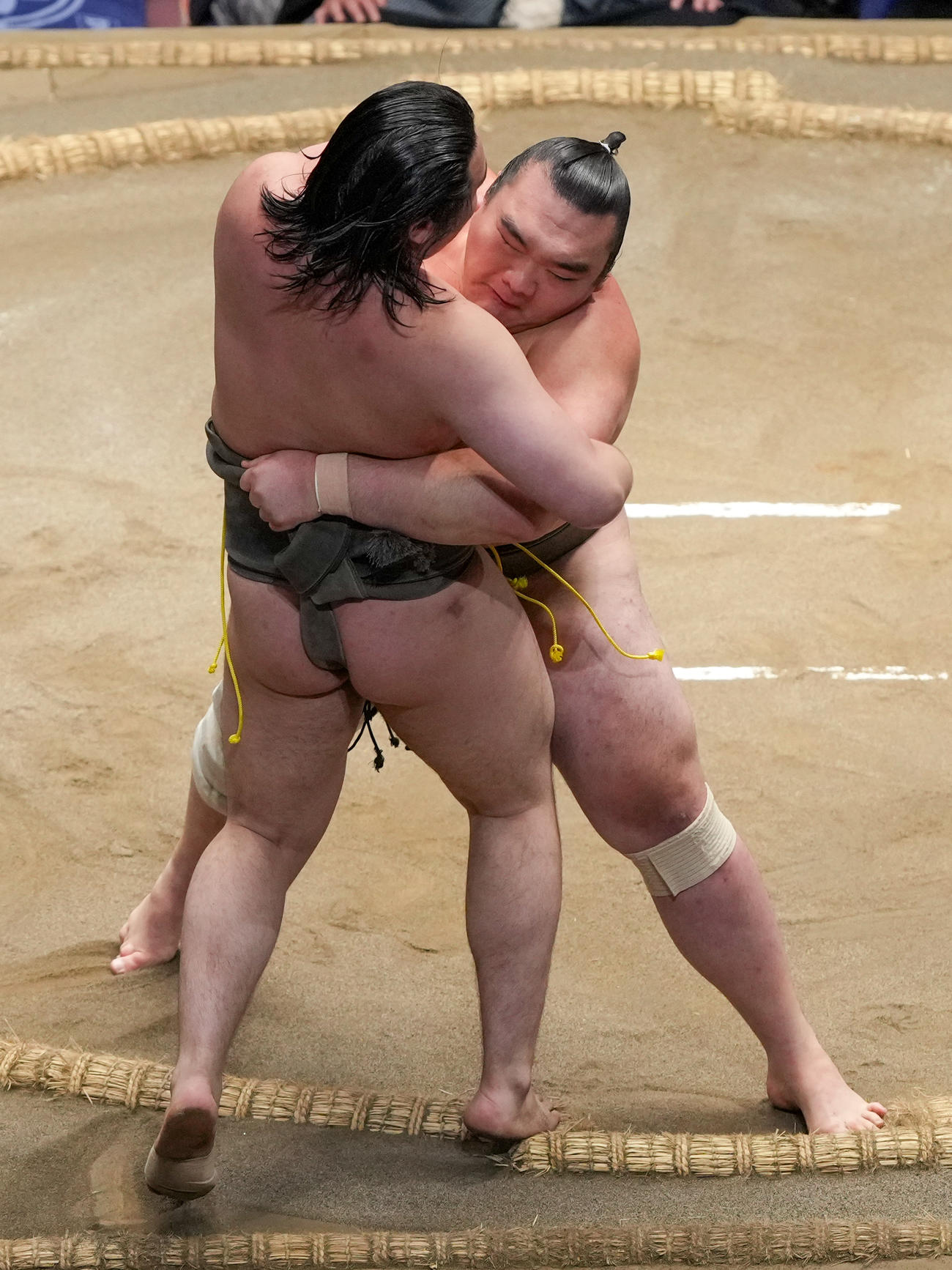 峰刃刃は天狼星（左）を寄り切りで破り序二段優勝を決める（撮影・小沢裕）