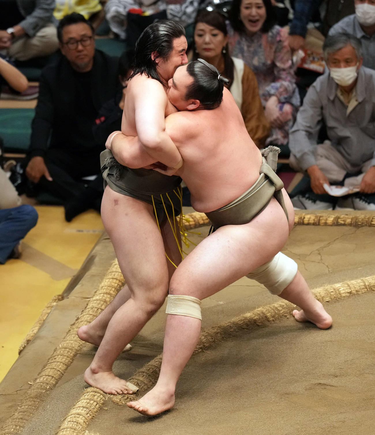 天狼星を破り序二段優勝を飾った峰刃（右）（撮影・たえ見朱実）