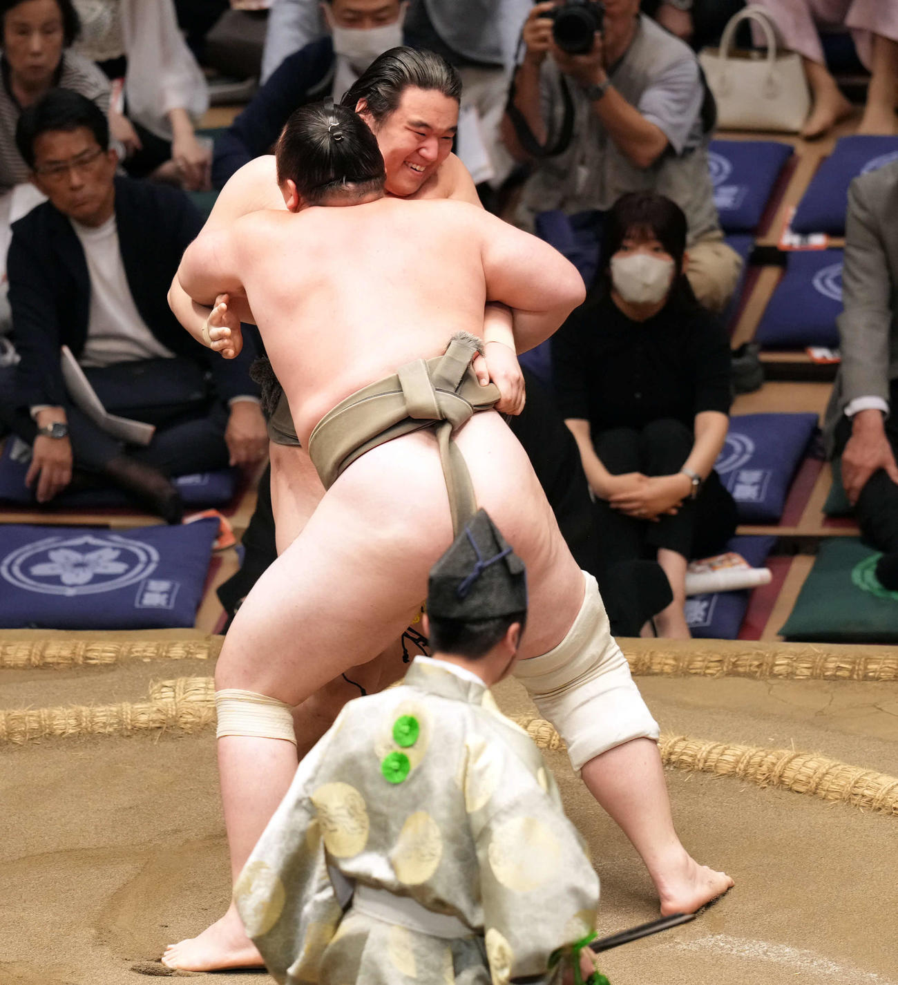峰刃に攻め込まれる天狼星（撮影・たえ見朱実）