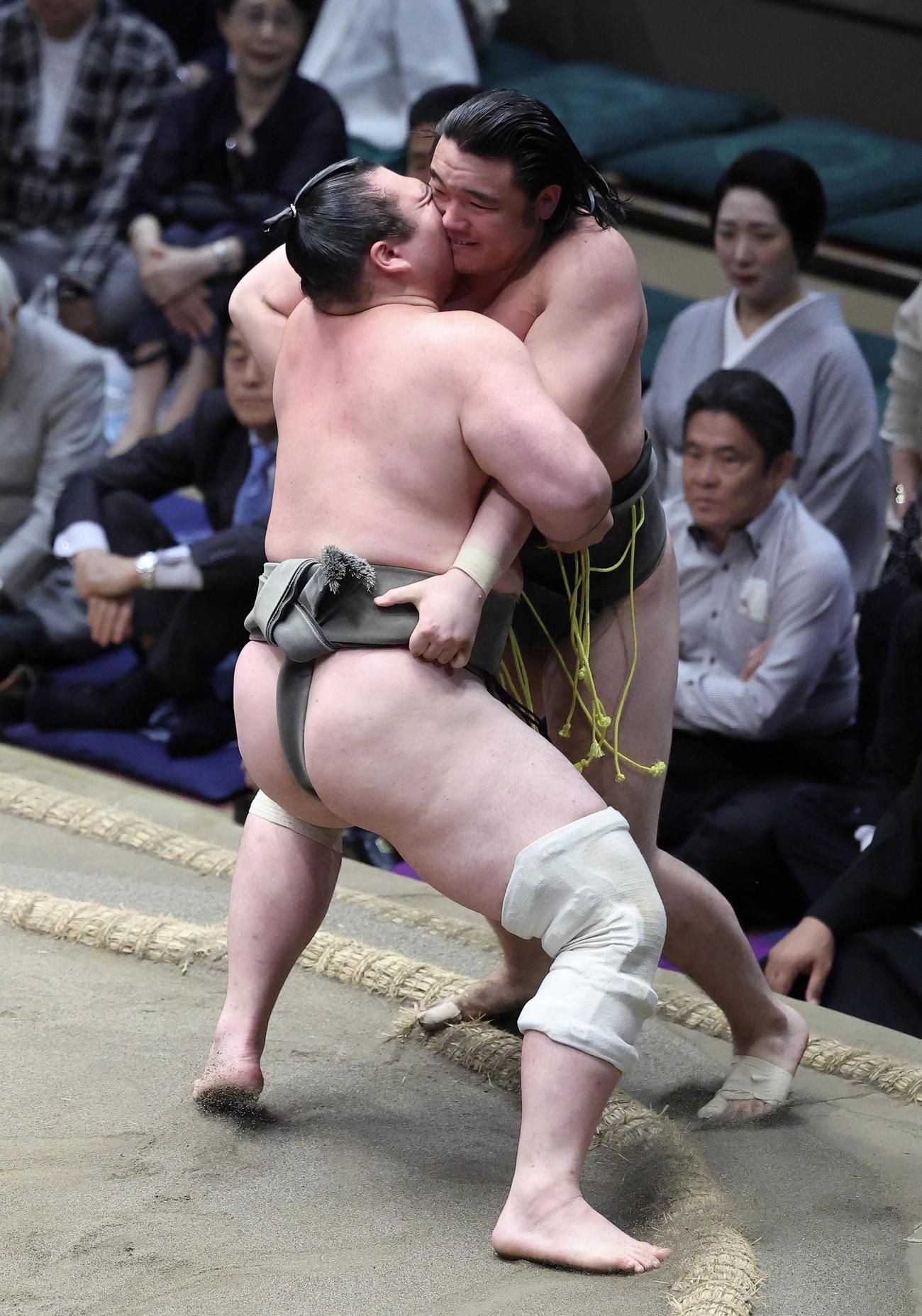 峰刃（左）は天狼星を寄り切りで破る（撮影・河田真司）