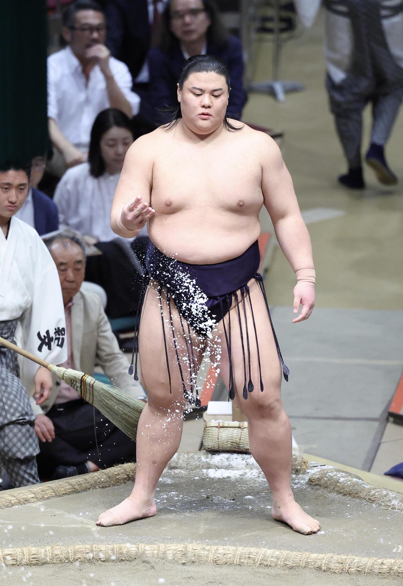 塩をまく草野（撮影・河田真司）