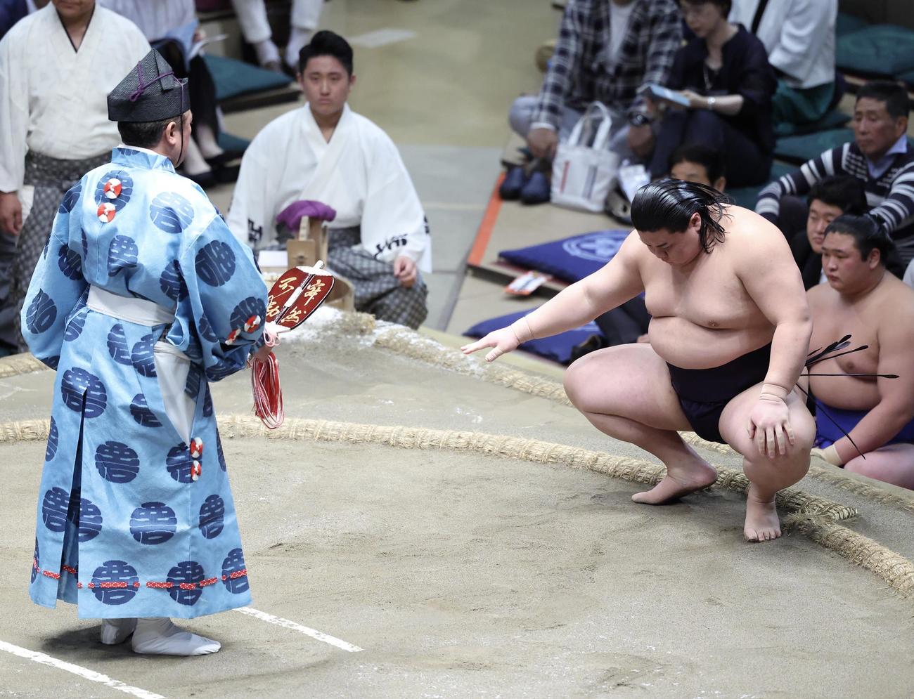 剣翔を寄り切りで破り、勝ち名乗りを受ける草野（撮影・河田真司）