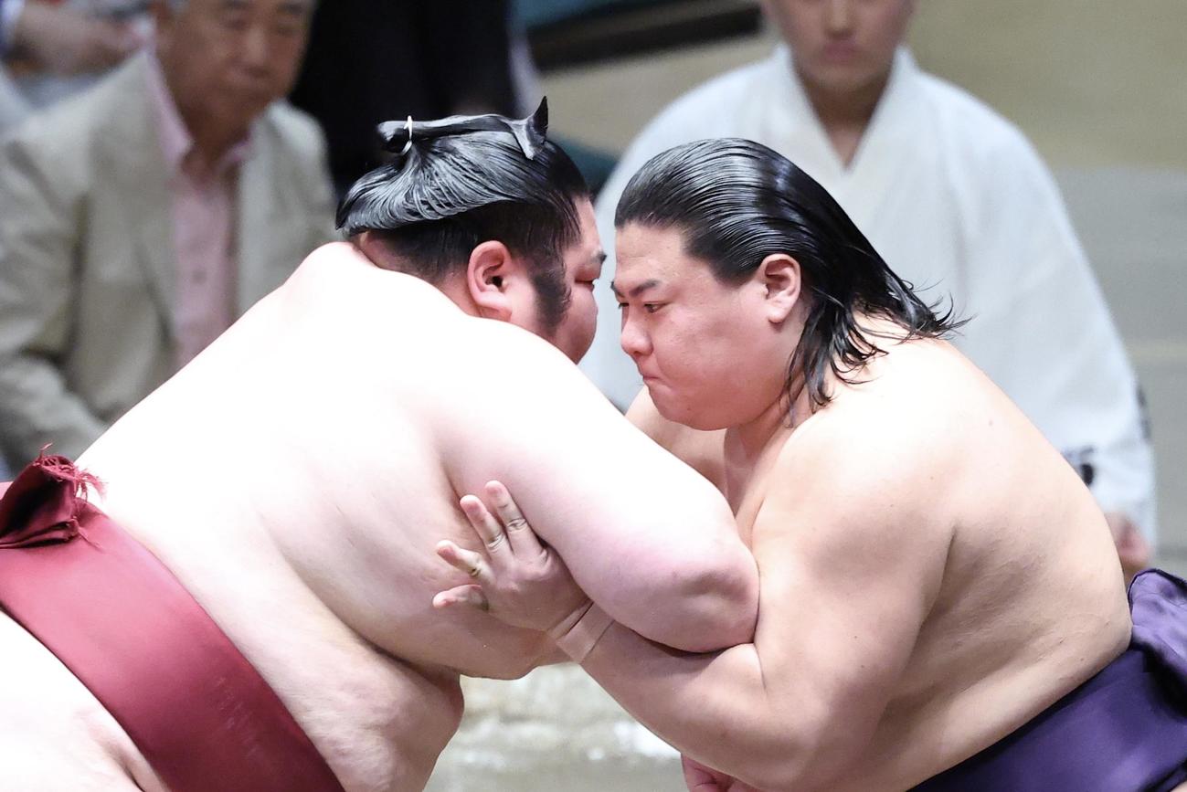 剣翔（左）とぶつかり合う草野（撮影・河田真司）