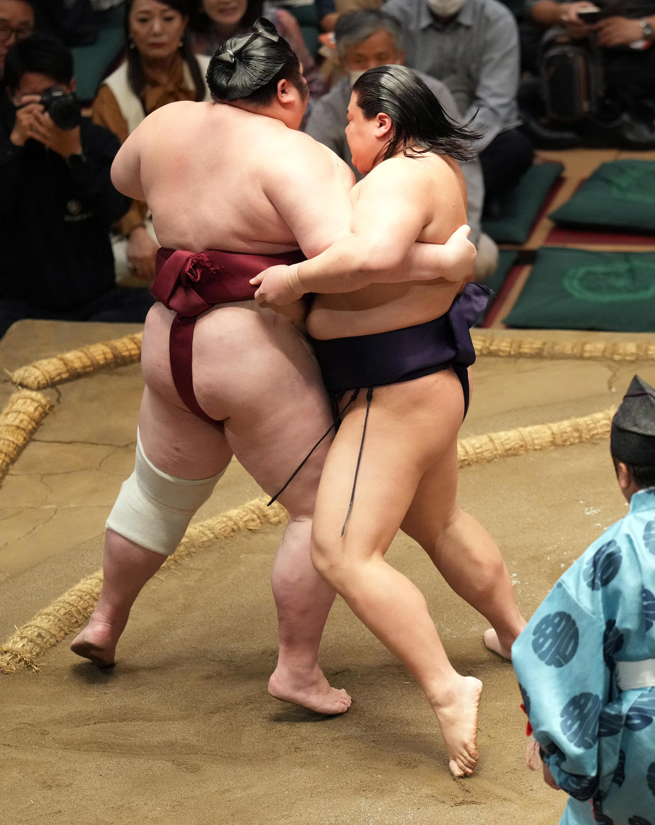寄り切りで剣翔に勝ち十両優勝を飾った草野（撮影・たえ見朱実）