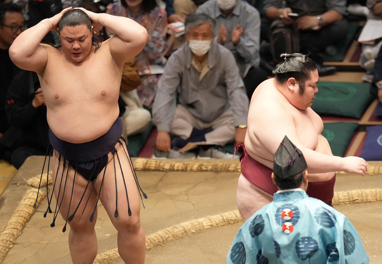 寄り切りで剣翔に勝ち十両優勝を飾った草野（左）（撮影・たえ見朱実）