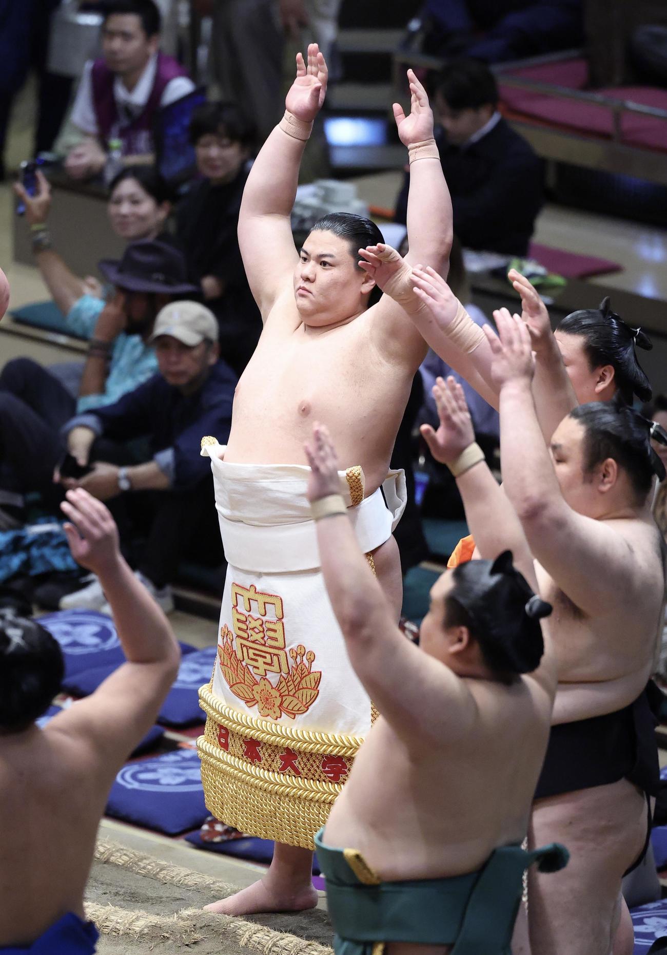 十両土俵入りする草野（撮影・河田真司）