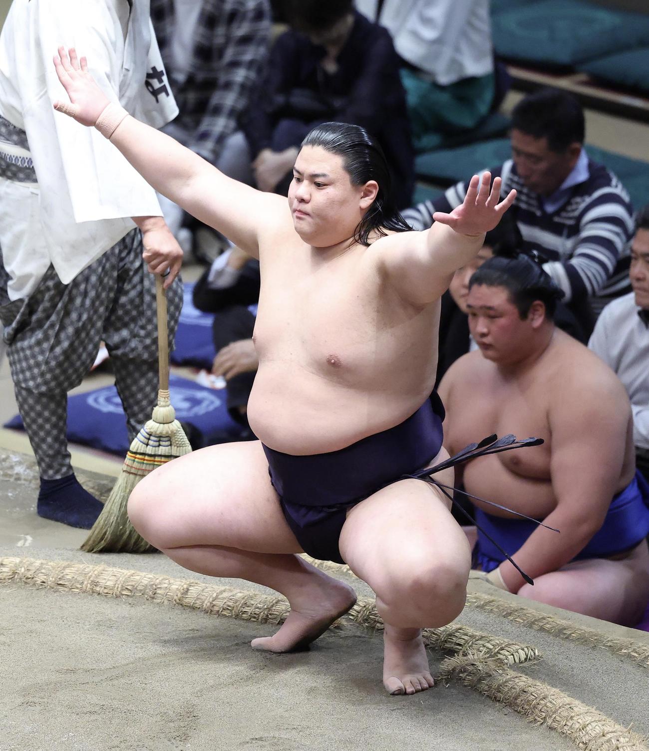 塵手水を切る草野（撮影・河田真司）