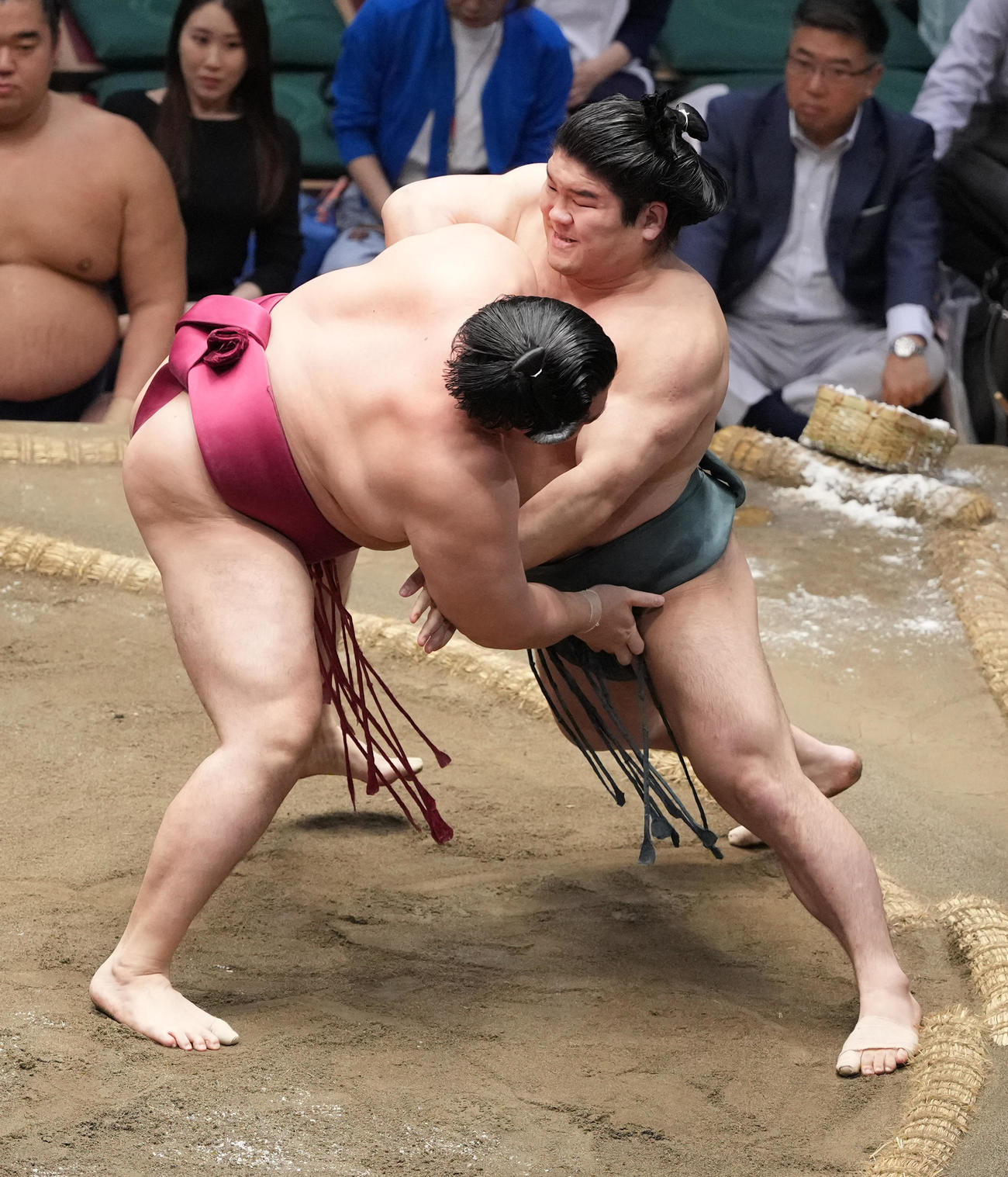 遠藤（左）の攻めをこらえる朝紅龍（撮影・小沢裕）