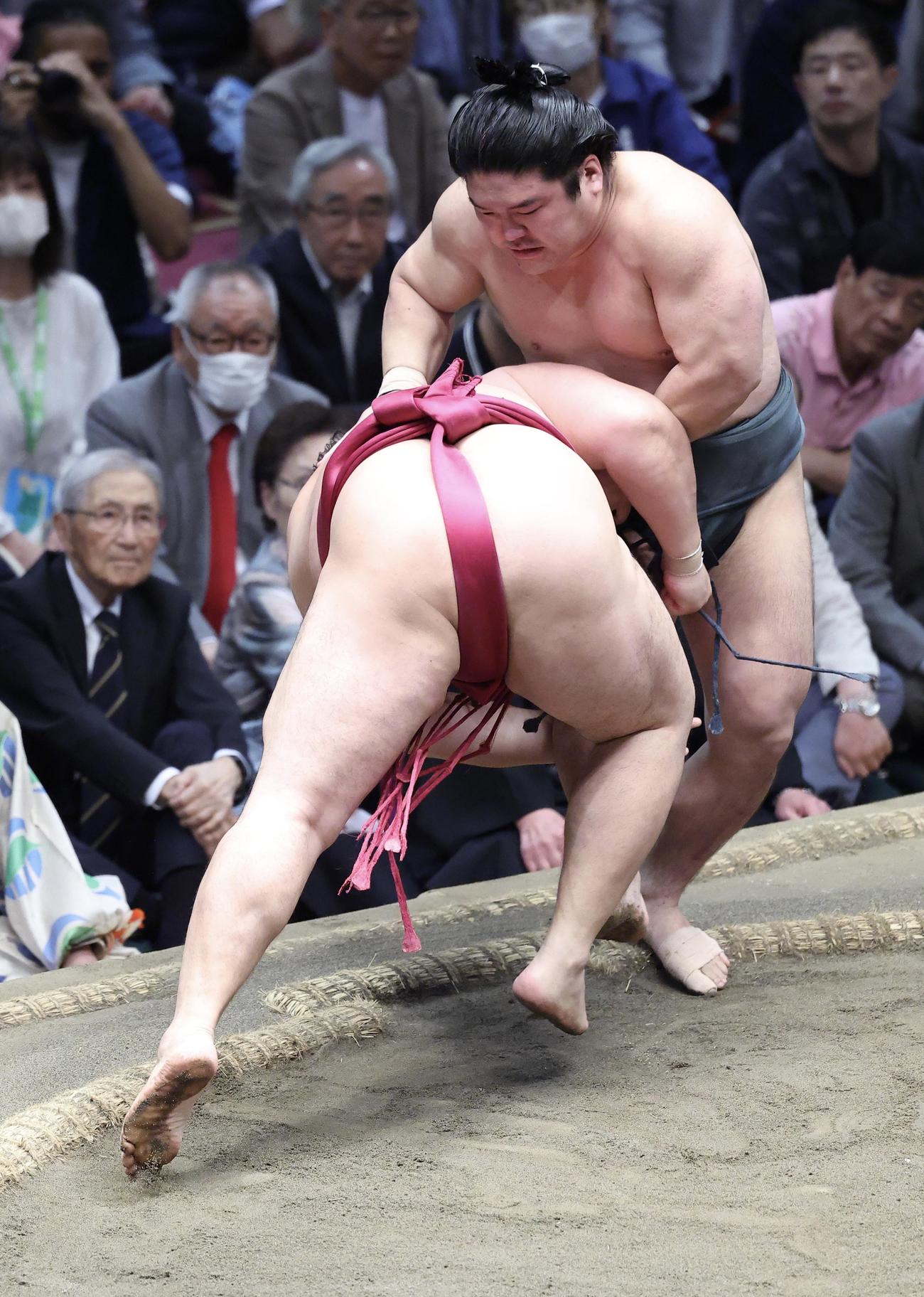 遠藤（左）に寄り切りで敗れる朝紅龍（撮影・河田真司）