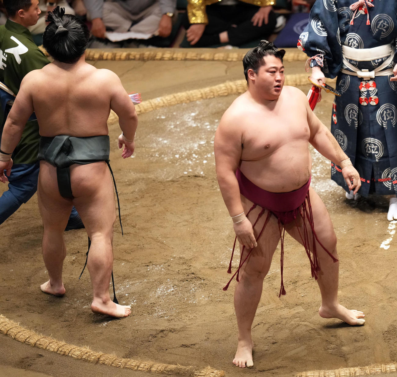 朝紅龍（左）を寄り切りで破った遠藤（撮影・たえ見朱実）