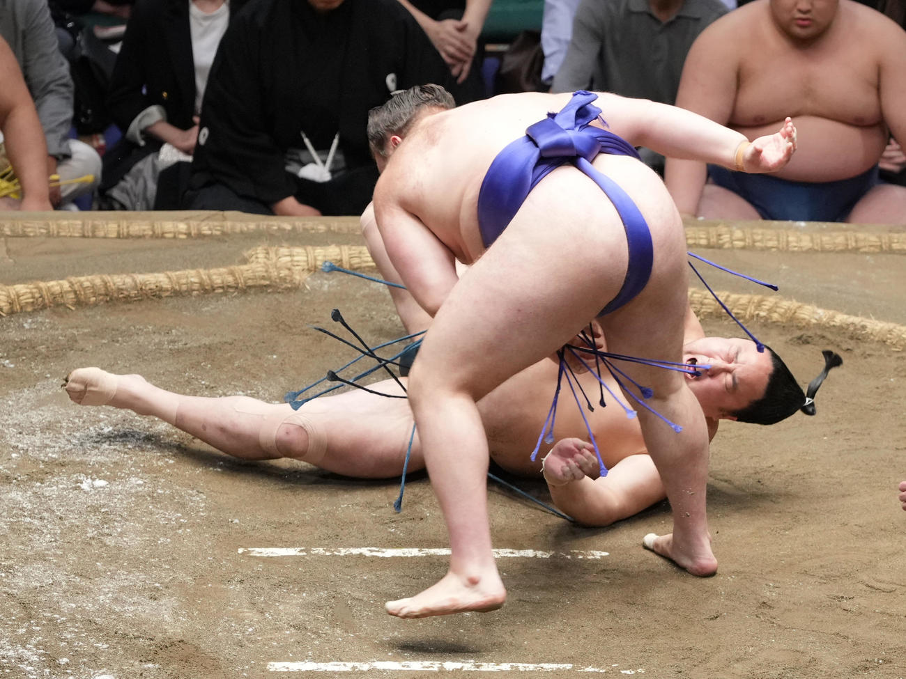 安青錦（手前）は佐田の海を下手投げで破る（撮影・小沢裕）