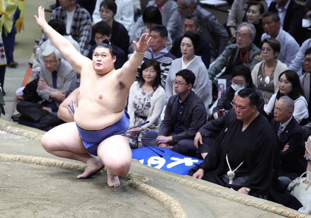 塵手水を切る大の里。土俵下右は二所ノ関親方（撮影・河田真司）
