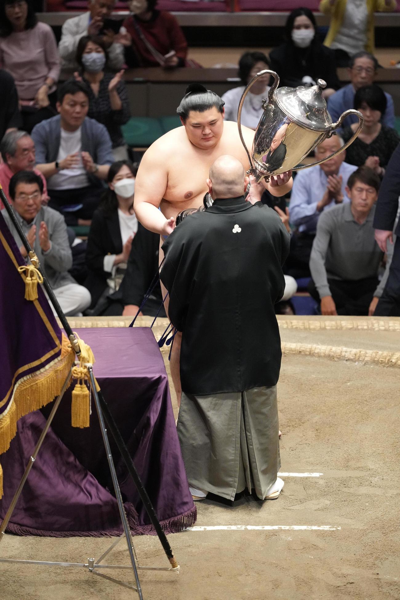 八角理事長（手前）から賜杯を受け取る大の里（撮影・小沢裕）