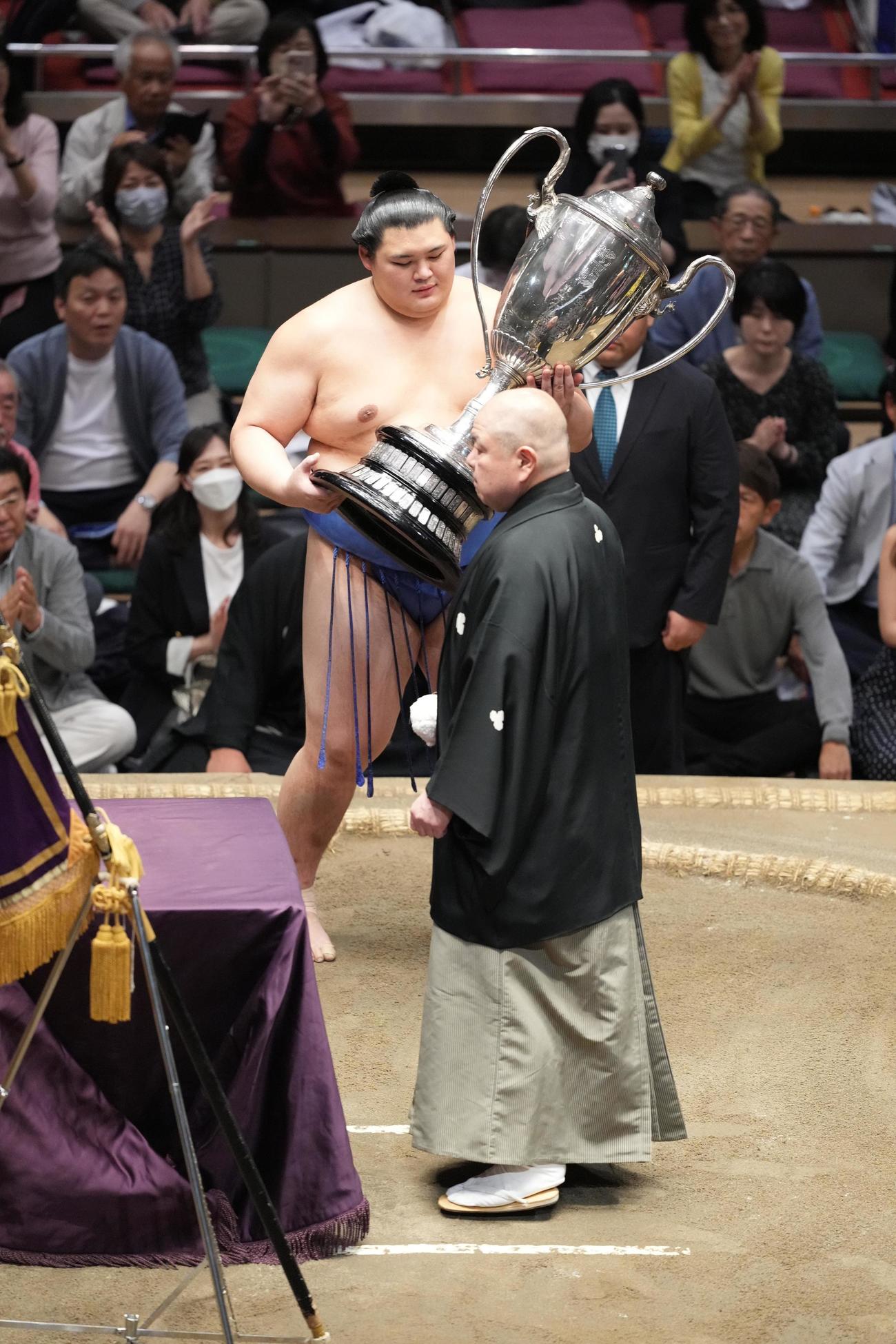 八角理事長（手前）から賜杯を受け取る大の里（撮影・小沢裕）