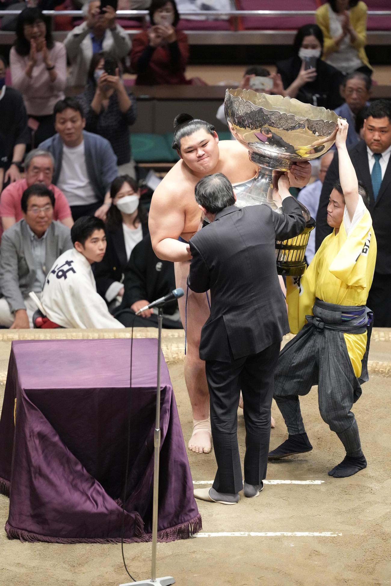内閣総理大臣杯を受け取る大の里（撮影・小沢裕）