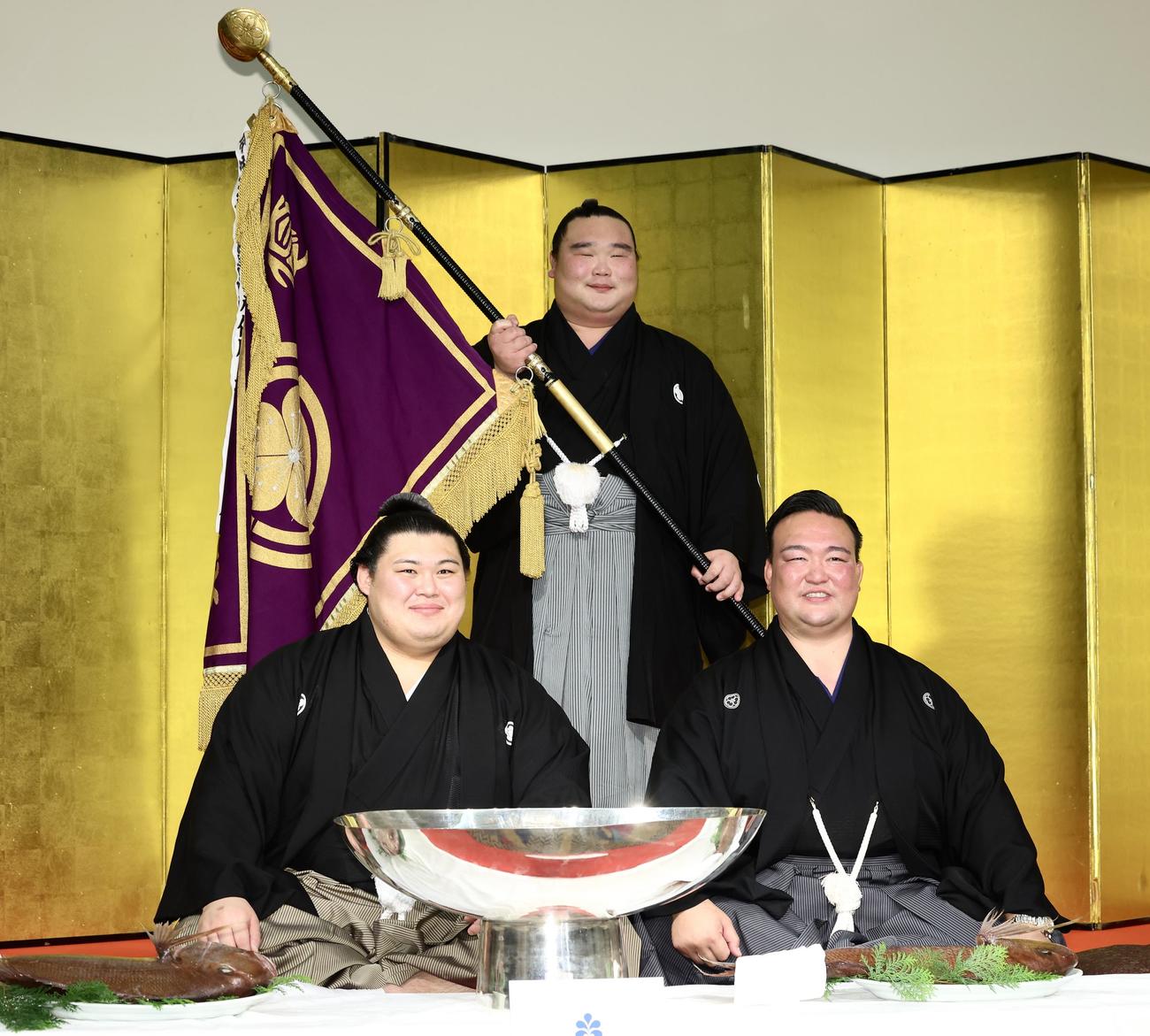 記念撮影する大の里（左）と二所ノ関親方。奥は白熊（撮影・河田真司）