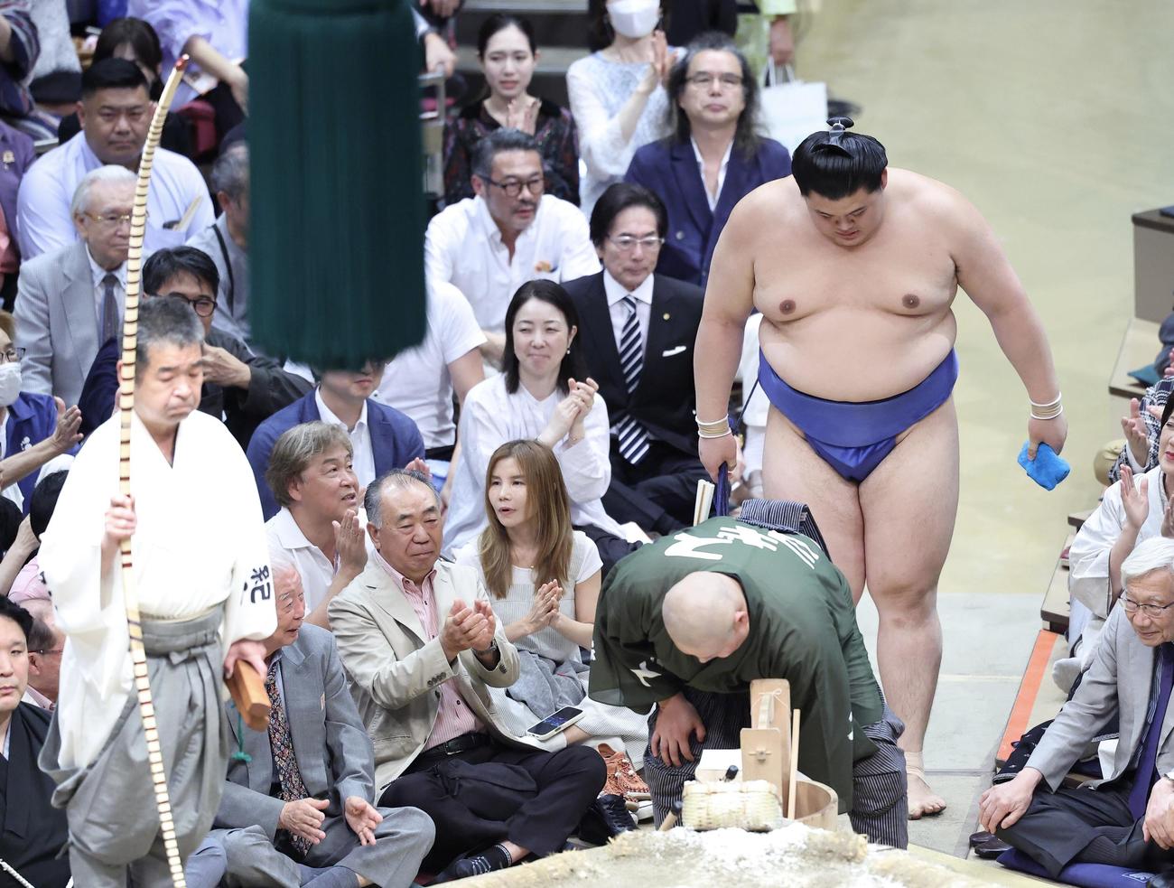豊昇龍に上手捻りで敗れ、土俵から引き揚げる大の里。後方左は父・中村知幸さん（撮影・河田真司）