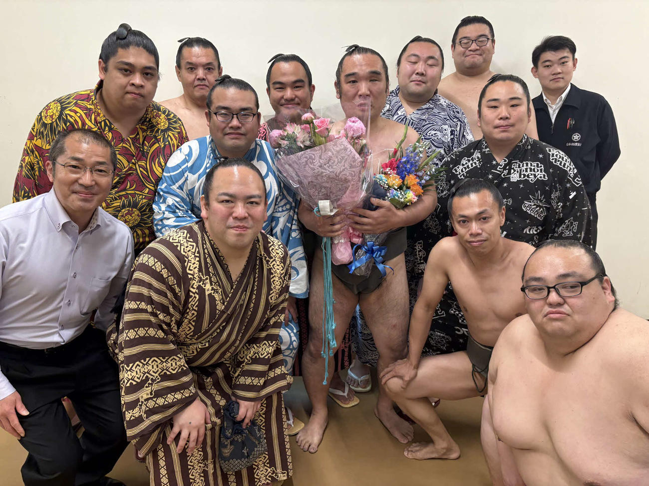 最後の一番を終え、式秀部屋の仲間たちに囲まれる澤勇