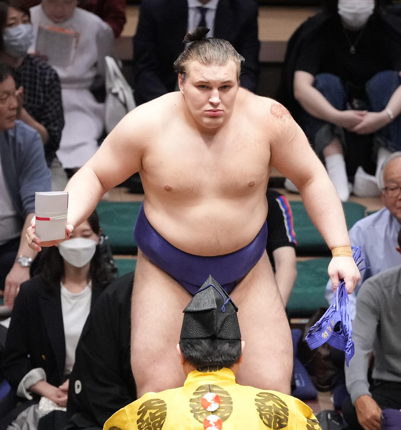 懸賞の束を手にする安青錦（撮影・小沢裕）