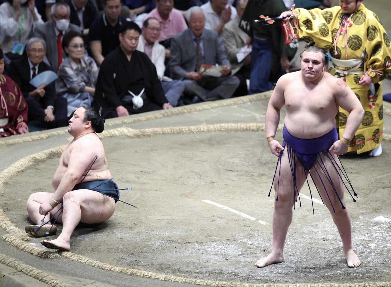 佐田の海（左）を下手投げで破る安青錦（撮影・河田真司）