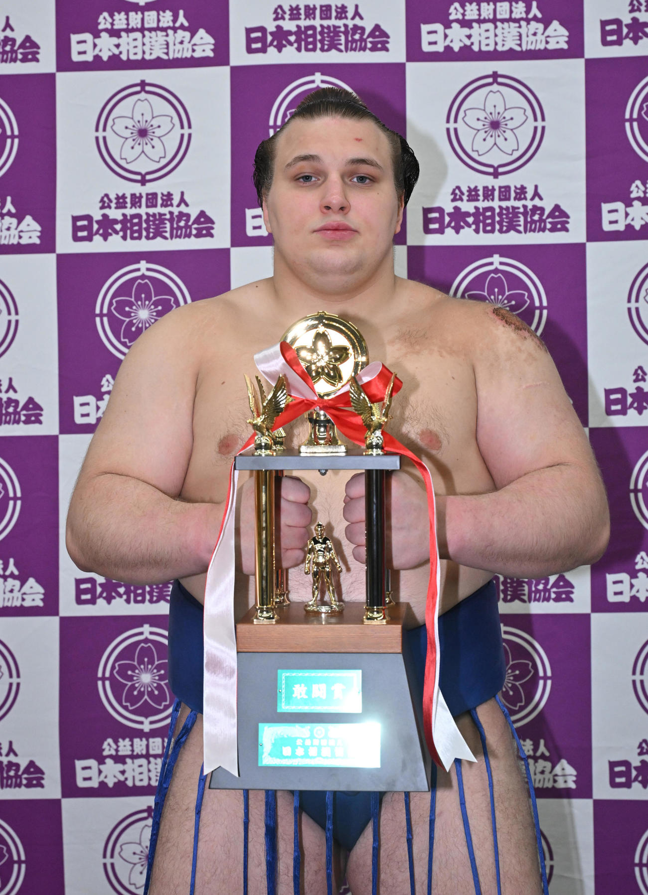 敢闘賞の安青錦（代表撮影）