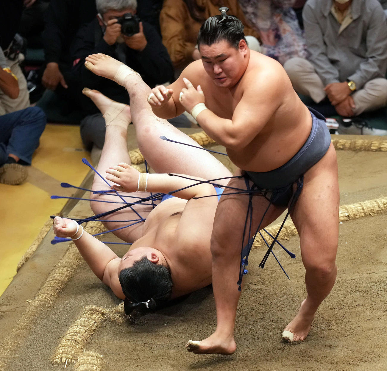 大の里（左）を上手ひねりで破った豊昇龍（撮影・たえ見朱実）