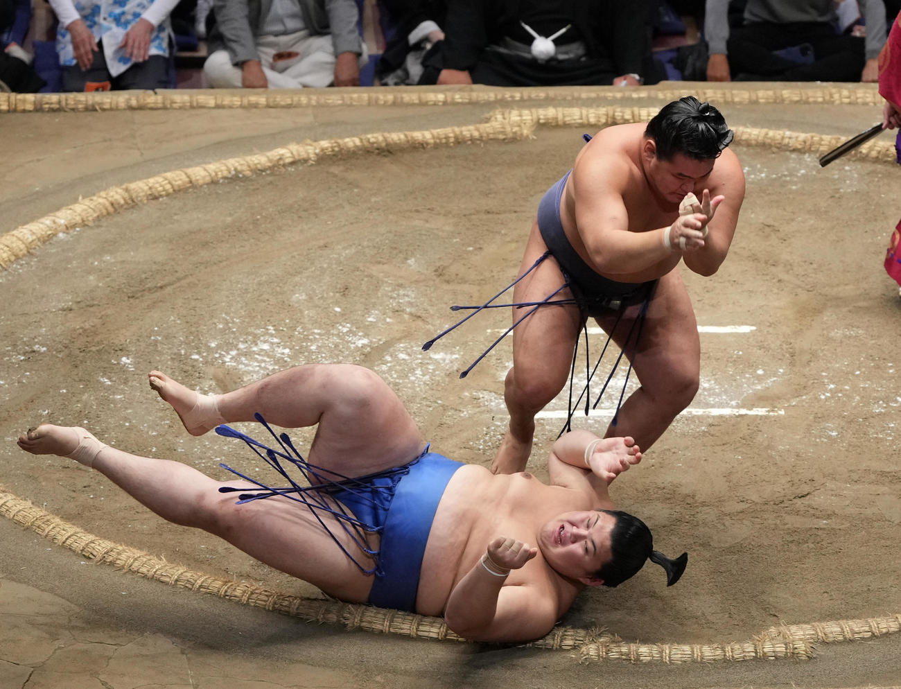 大の里（下）は豊昇龍に上手ひねりで破れ全勝優勝を阻まれる（撮影・小沢裕）
