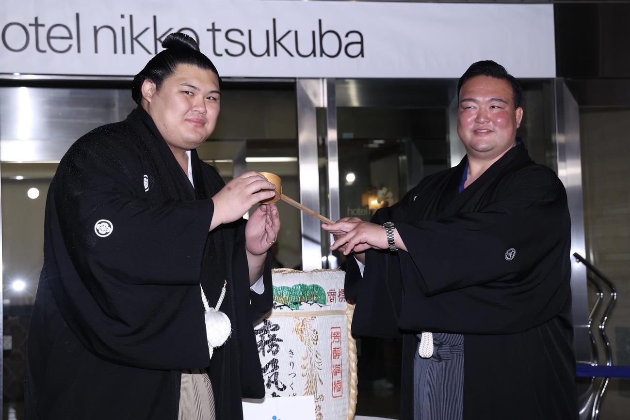 水付けする大の里（左）と二所ノ関親方（撮影・河田真司）