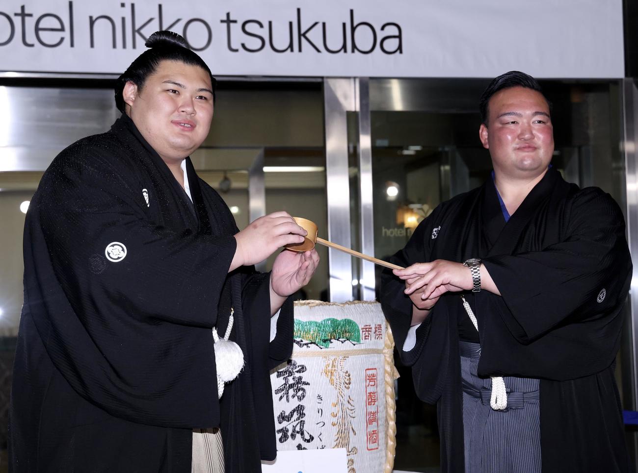 水付けを執り行う大の里（左）と二所ノ関親方（撮影・河田真司）