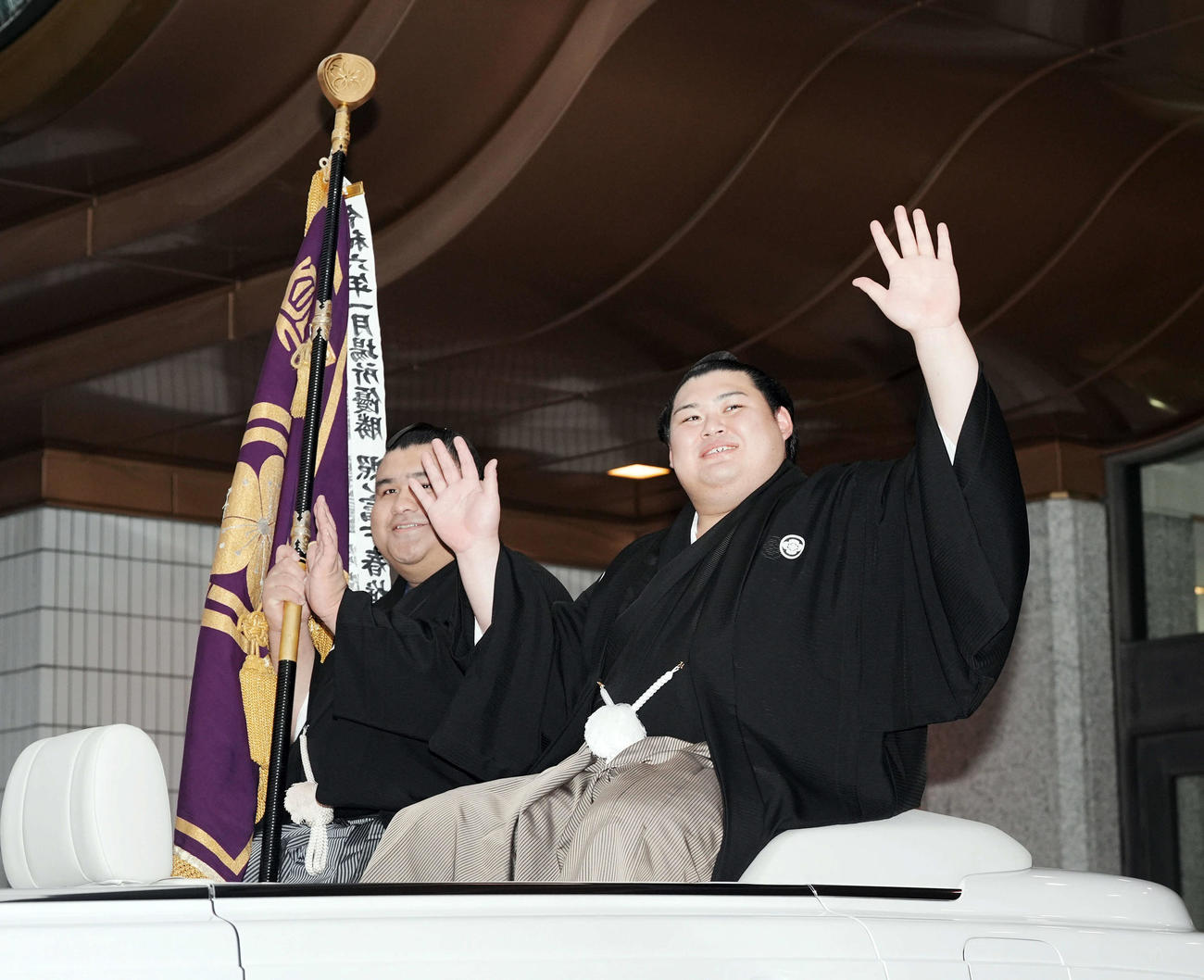 優勝を飾りファンの大声援に笑顔で応える大の里。左は高安（撮影・たえ見朱実）