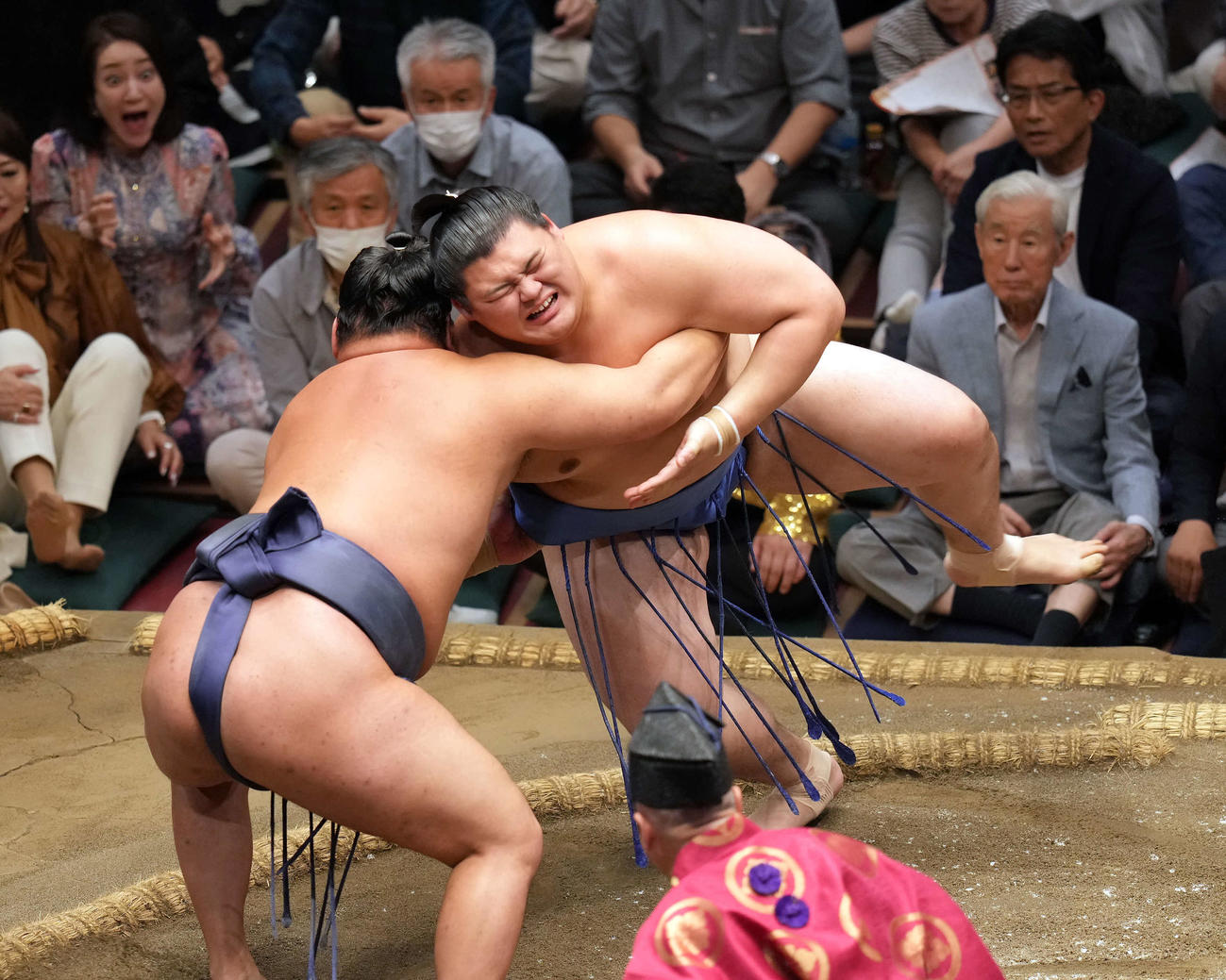 豊昇龍に上手ひねりで敗れる大の里（撮影・たえ見朱実）